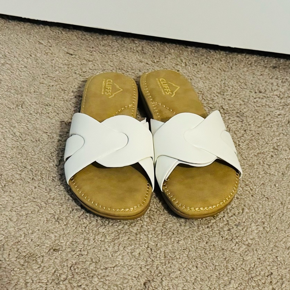 Great Cliffs White Mountain size 7 Fortunate white cushioned slip on sandals new